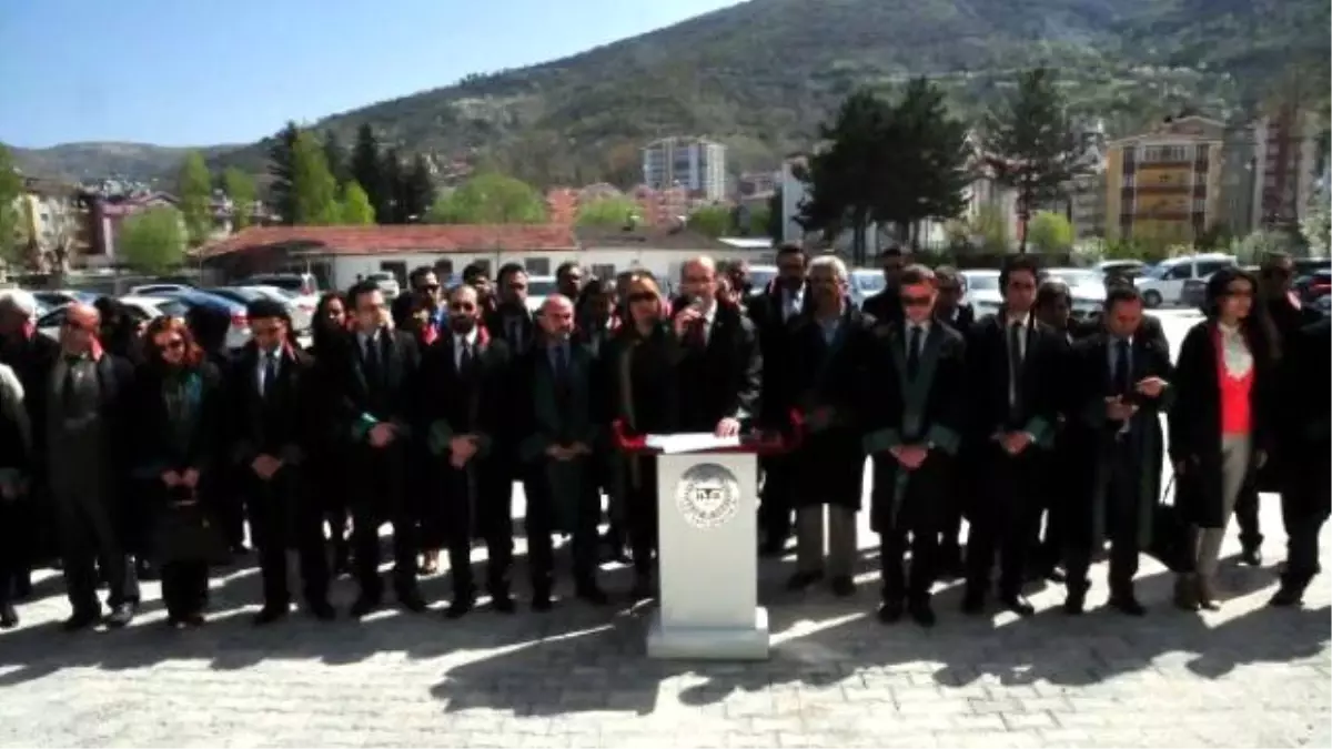 Tokat\'ta Projesi Hazırlanan Adliye Binasının Yapılmamasını Avukatlar Protesto Etti