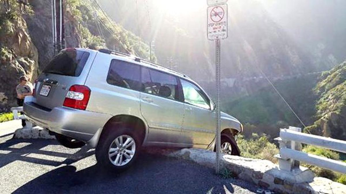 Aracıyla Uçuruma Yuvarlanmaktan Son Anda Kurtulan Adama Otobüs Çarptı