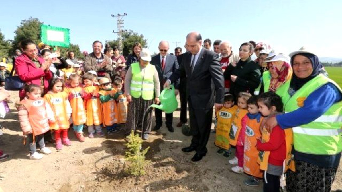 Vali, Anaokulu Öğrencileriyle Fidan Dikti