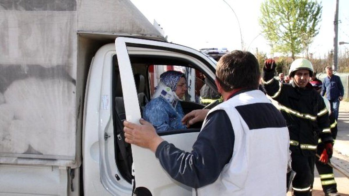 Yayaya Çarpmamak İçin Manevra Yapan Otomobile Kamyonet Çarptı