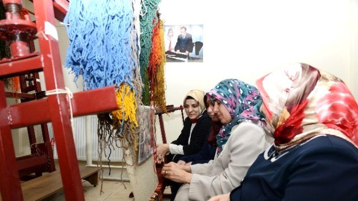 Yıldırımlı Kadınlar Halı Dokumacılığını Öğreniyor
