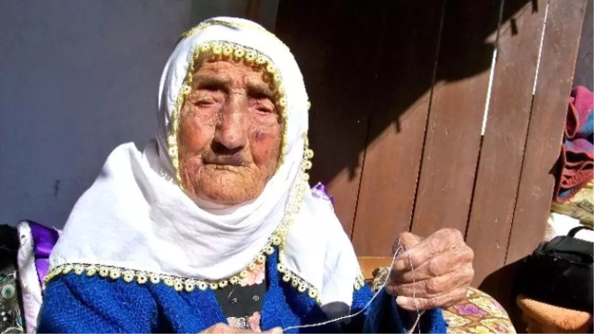 110 Yaşındaki Fadıma Nine, İğneye İplik Takıyor