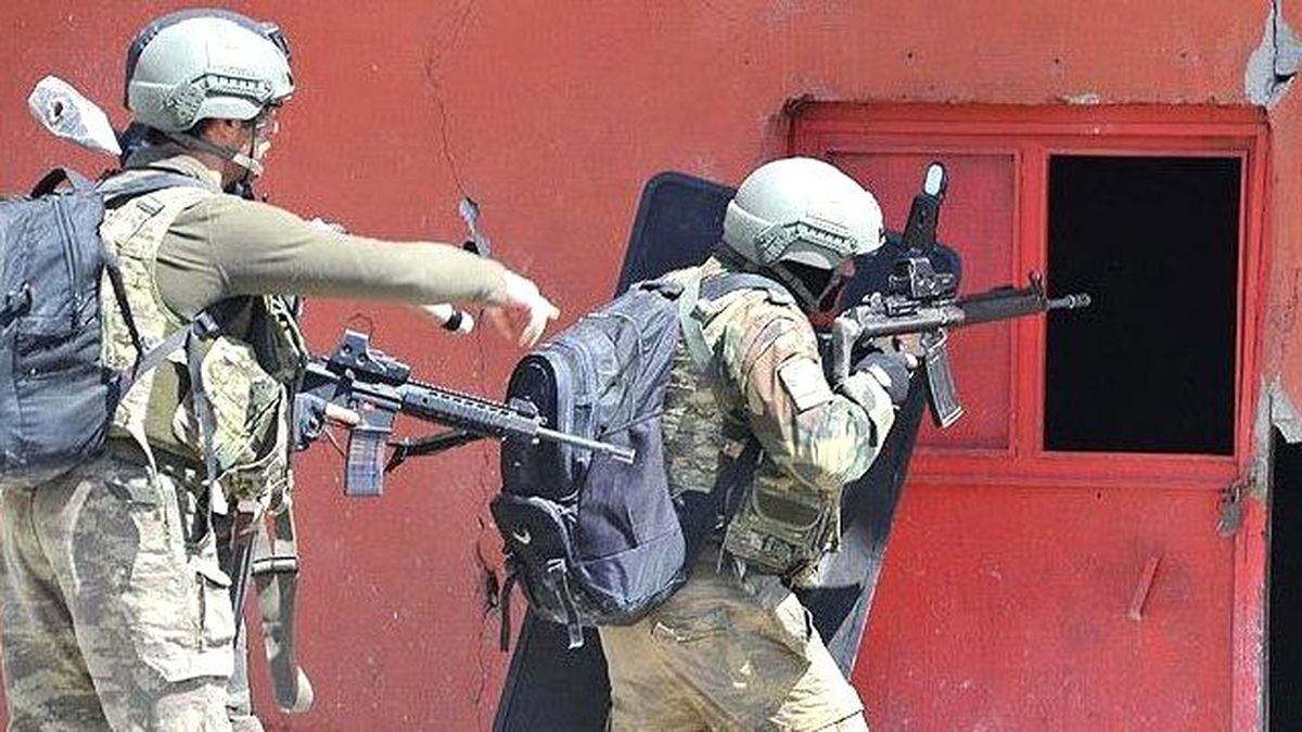 Yüksekova'da Bina Çöktü, 3 Asker Yaralandı