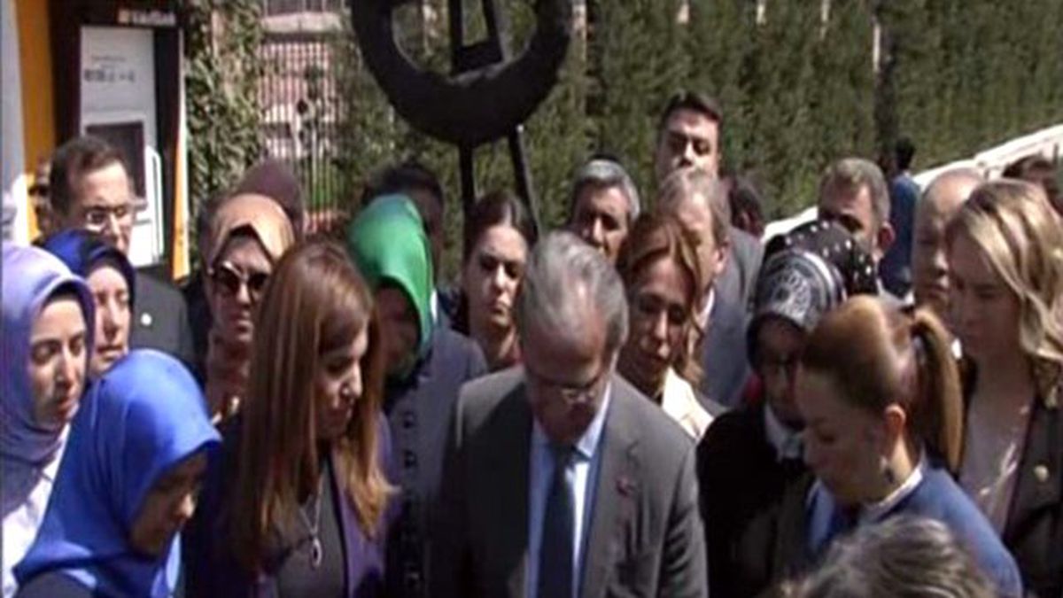 AK Parti'den CHP'ye Siyah Çelenkli Protesto