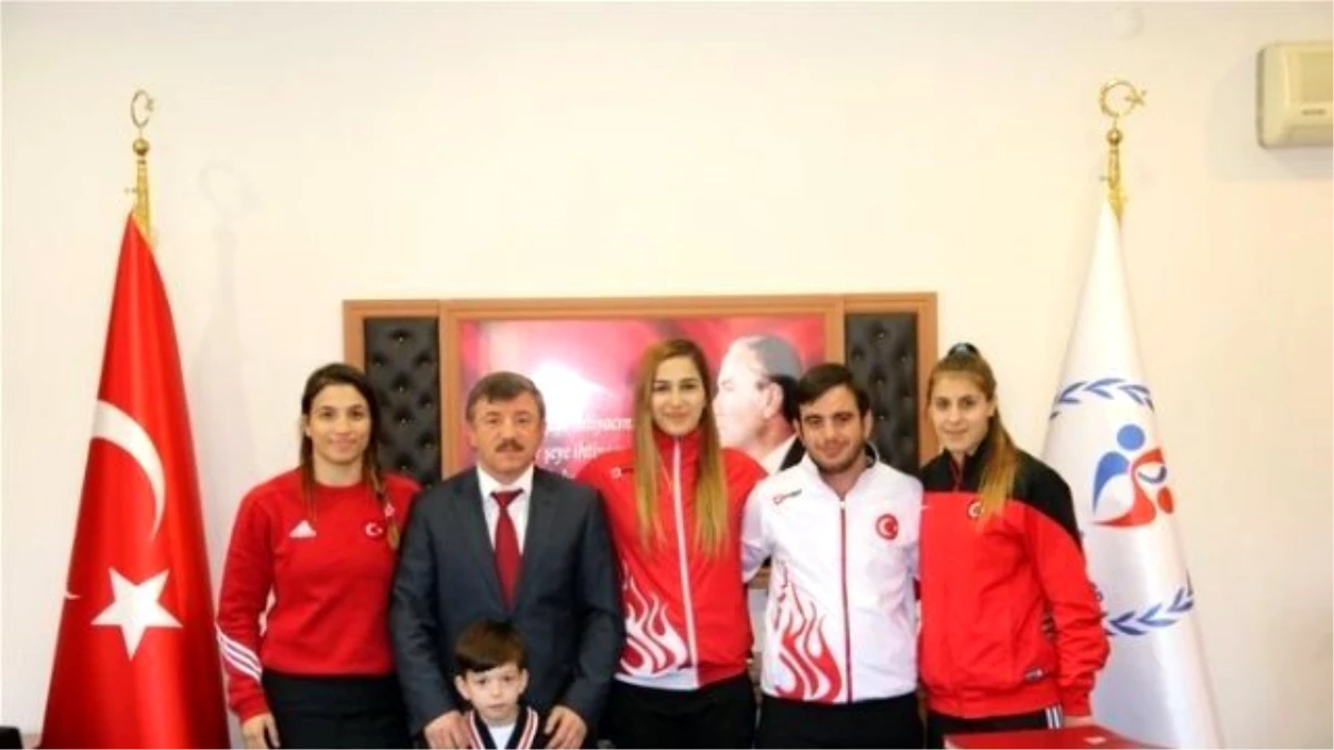Altınova Tersaneler Spor Kulübü\'nün 6 Bayan Güreşçisi Olimpiyat Kampına Davet Edildi