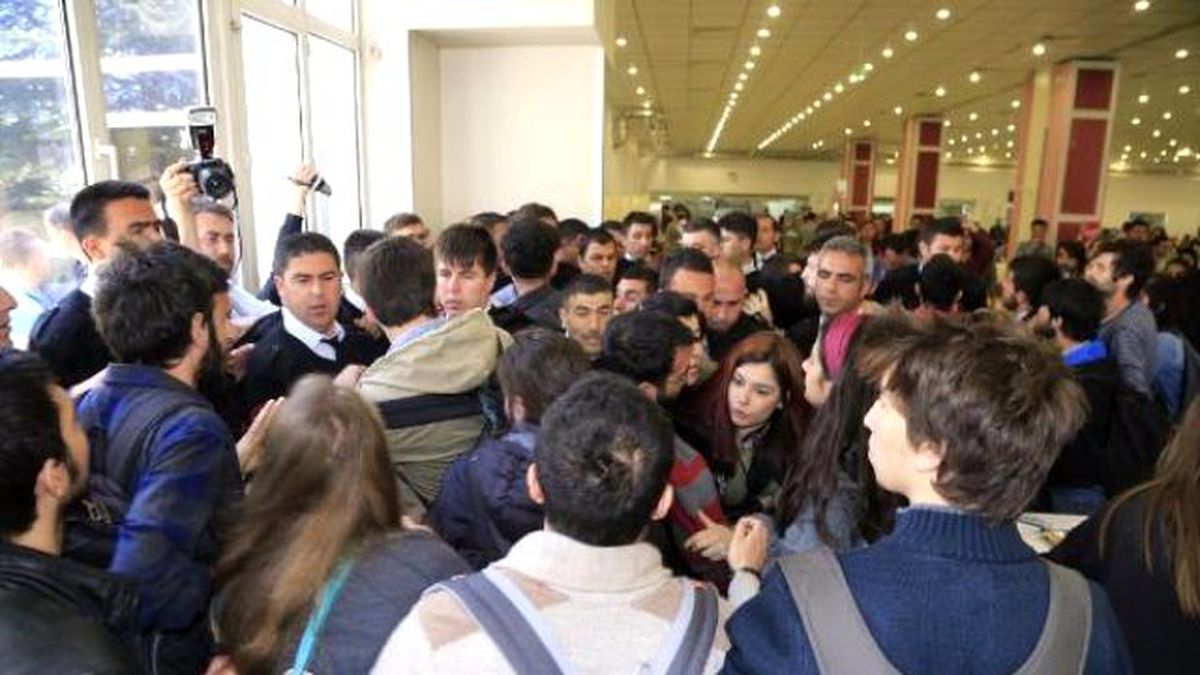 Anadolu Üniversitesi\'nde \'Afiş\' Arbedesi