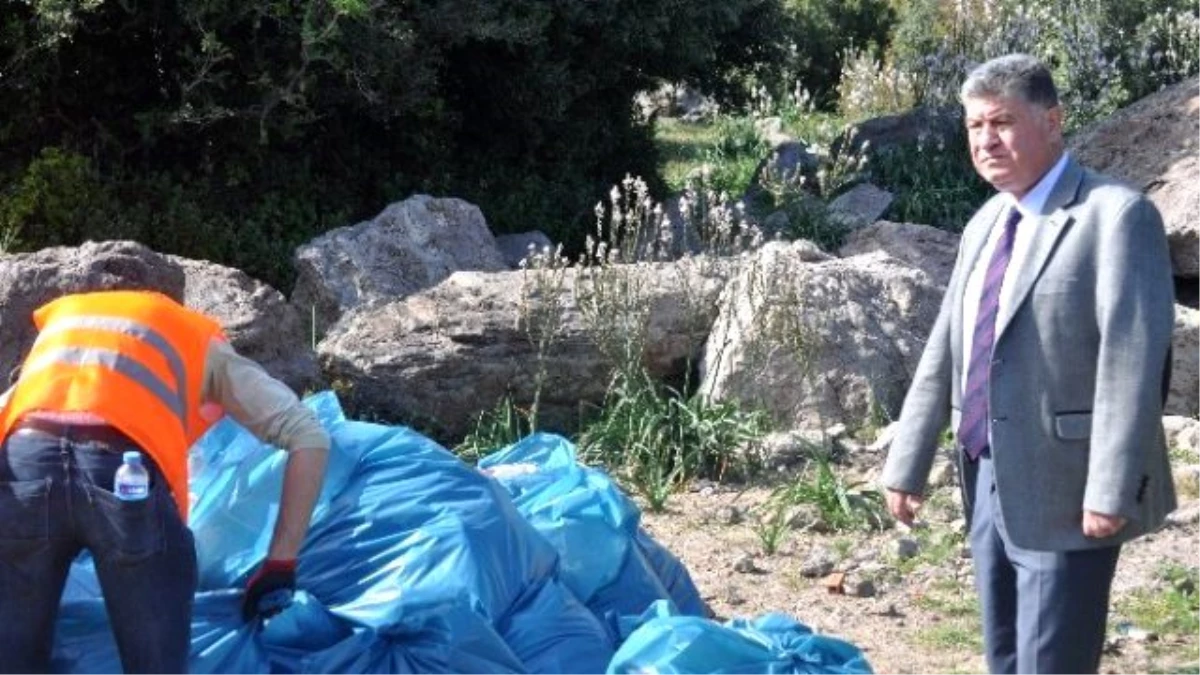 Ayvacık Sahillerinde Sığınmacılardan Geri Kalan Çöpler Temizleniyor