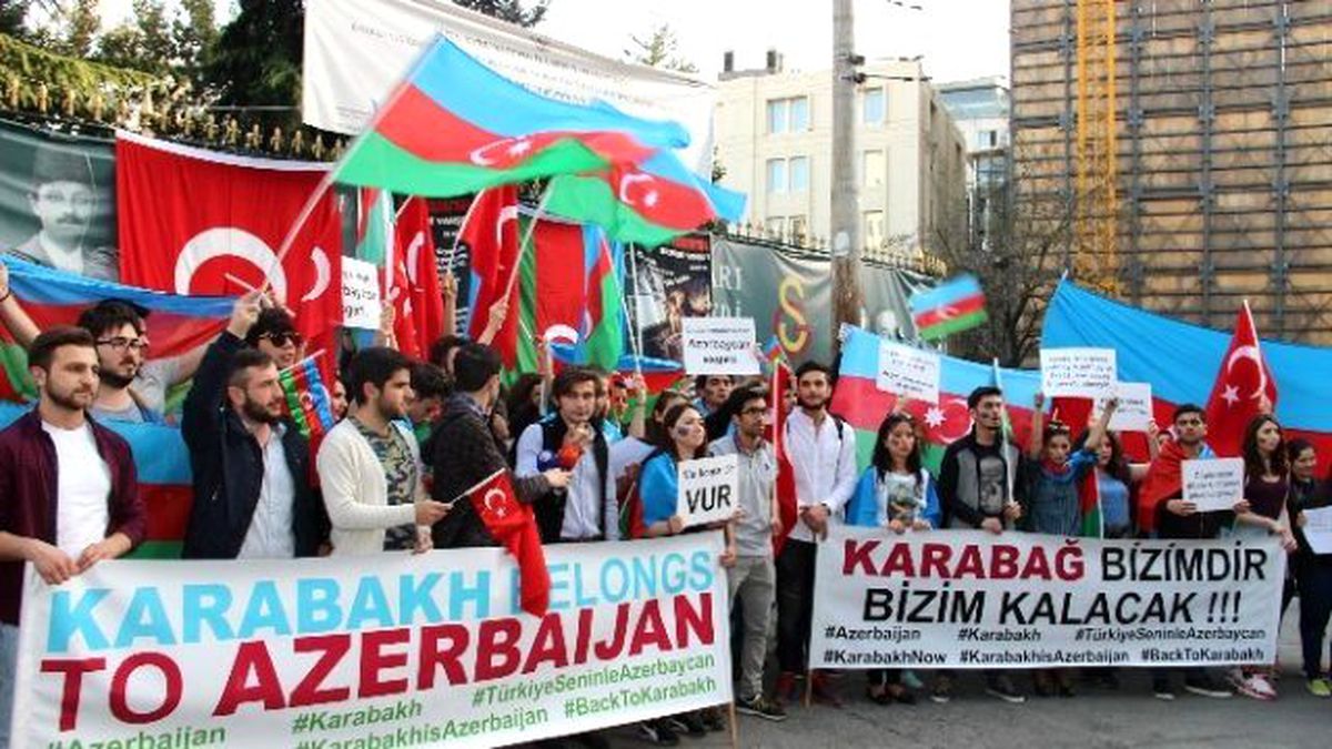 Azerbaycanlı Öğrencilerden \'Karabağ\' Protestosu