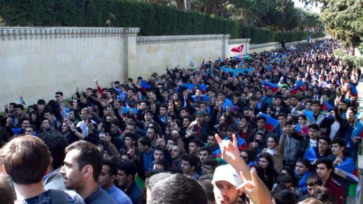 Bakü\'de Gençler Sokaklara Çıktı