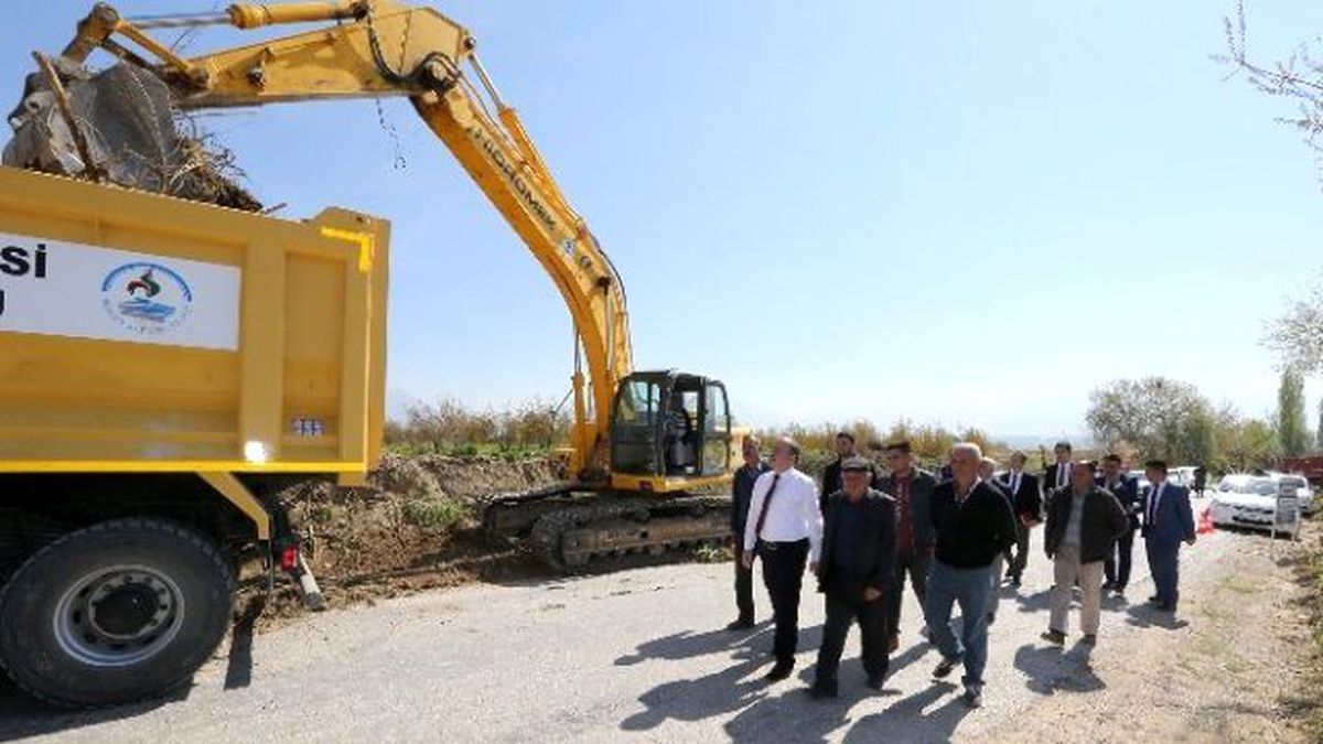 Başkan Gürlesin Küçükdere\'de Yol Çalışmasını İnceledi