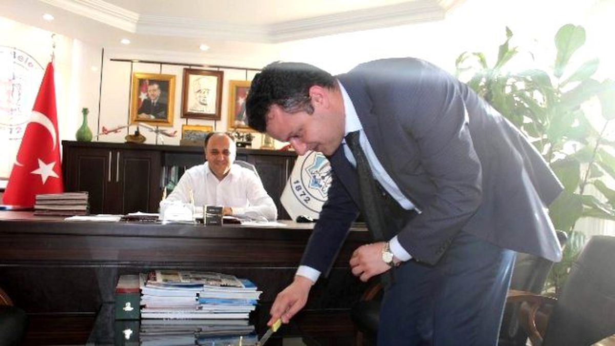 Başkan Özaltun\'dan Avukatlar Gününe Pastalı Kutlama
