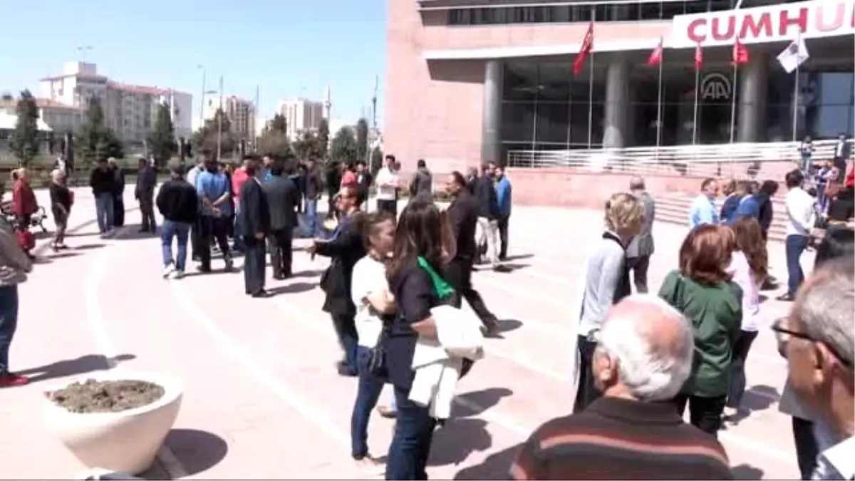 Bazı Kadın Dernekleri, CHP Genel Merkezi'ne Siyah Çelenk Bıraktı