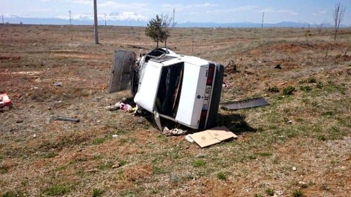 Beyşehir\'de Otomobil Devrildi: İki Yaralı