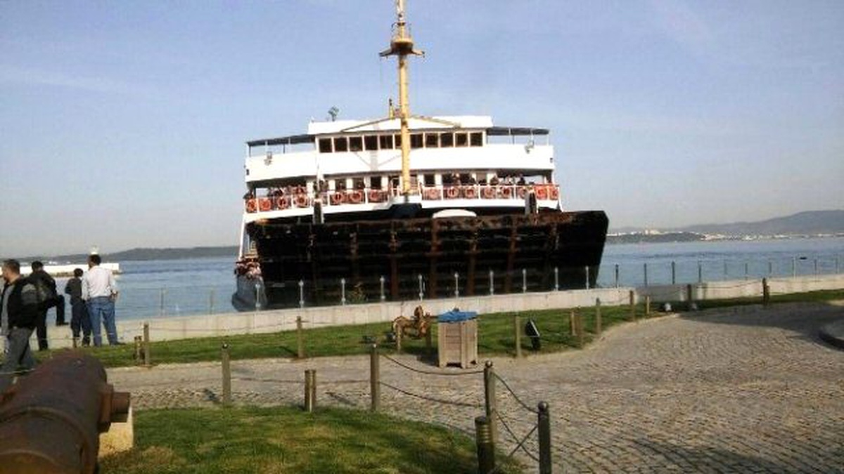 Çanakkale Boğazı\'nda Feribot Karaya Oturdu