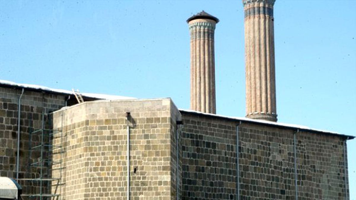 Çifte Minareli Medrese\'ye Boru Döşediler!