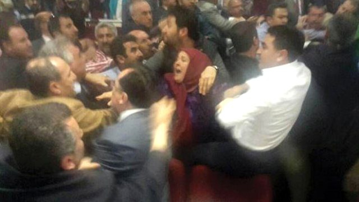 Çiğli Belediye Meclisi\'nde, Kemal Kılıçdaroğlu Kavgası