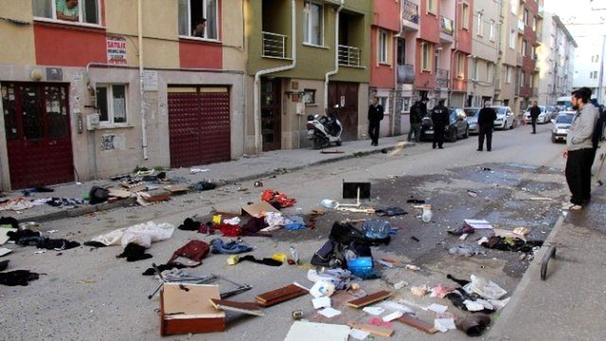 Cinnet Getiren Genç Kendini Eve Kilitleyip Eşyaları Sokağa Fırlattı