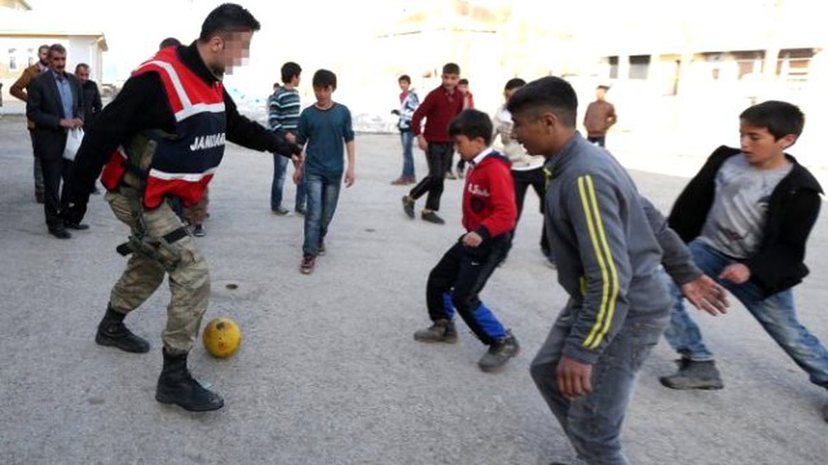 Çocuklarla Futbol Oynayıp Ailelere Yardım Dağıttılar