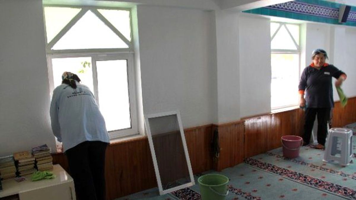 Didim\'de İbadethanelerin Temizliği Sürdürülüyor