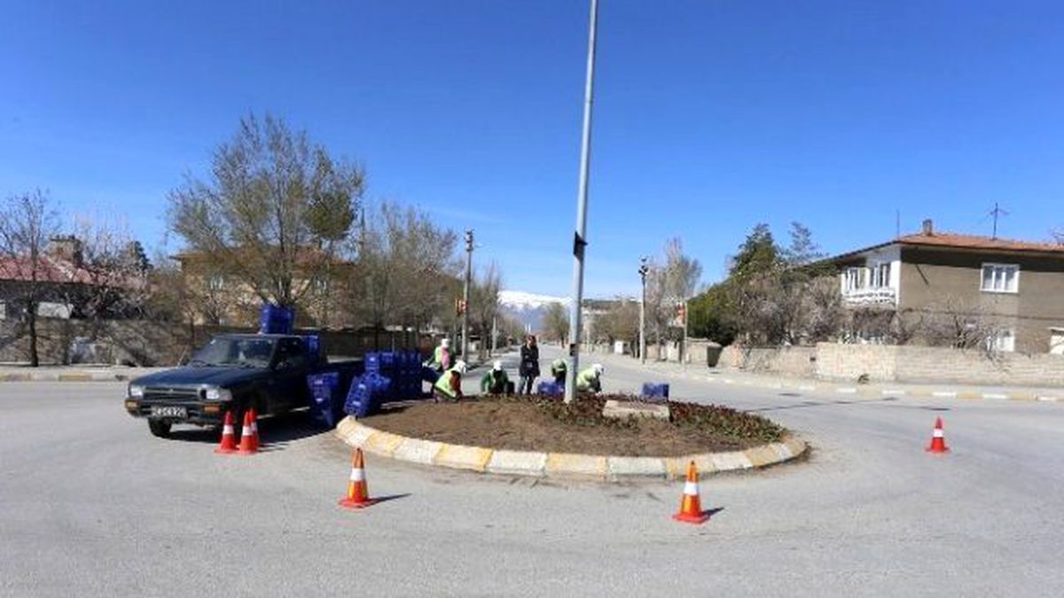 Erzincan\'da Bir Milyon Çiçek Toprakla Buluşacak