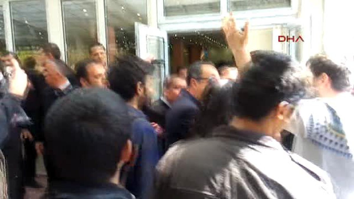 Eskişehir Anadolu Üniversitesi\'nde Afiş Gerginliği