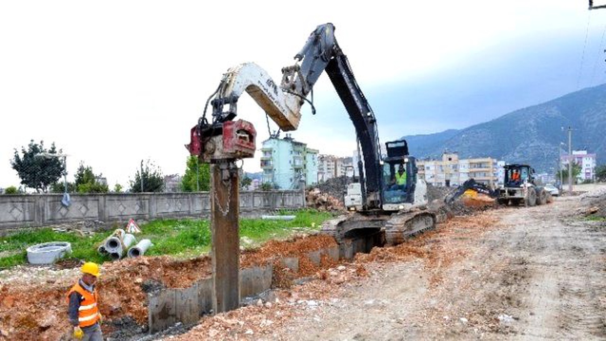 Finike\'ye 180 Kilometre Kanalizasyon Döşeniyor