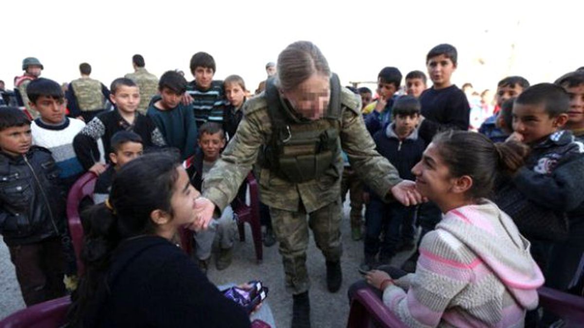Hakkari\'de Kadın Subay Çocuklara Moral Verdi