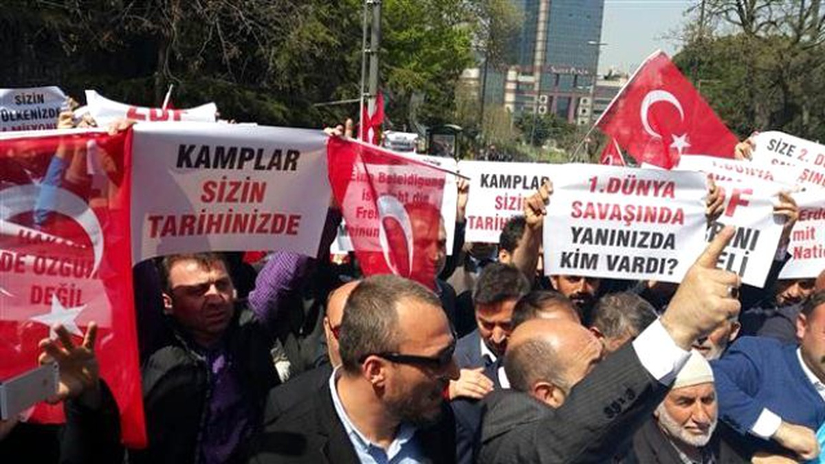 İstanbul\'da Alman Zdf Kanalını Protesto Ettiler