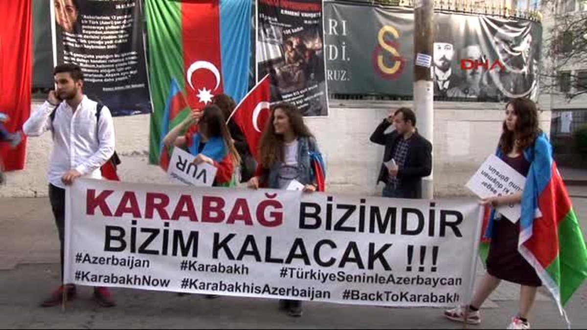 İstanbul\'daki Azeriler Beyoğlu\'nda Şehitlerini Andı