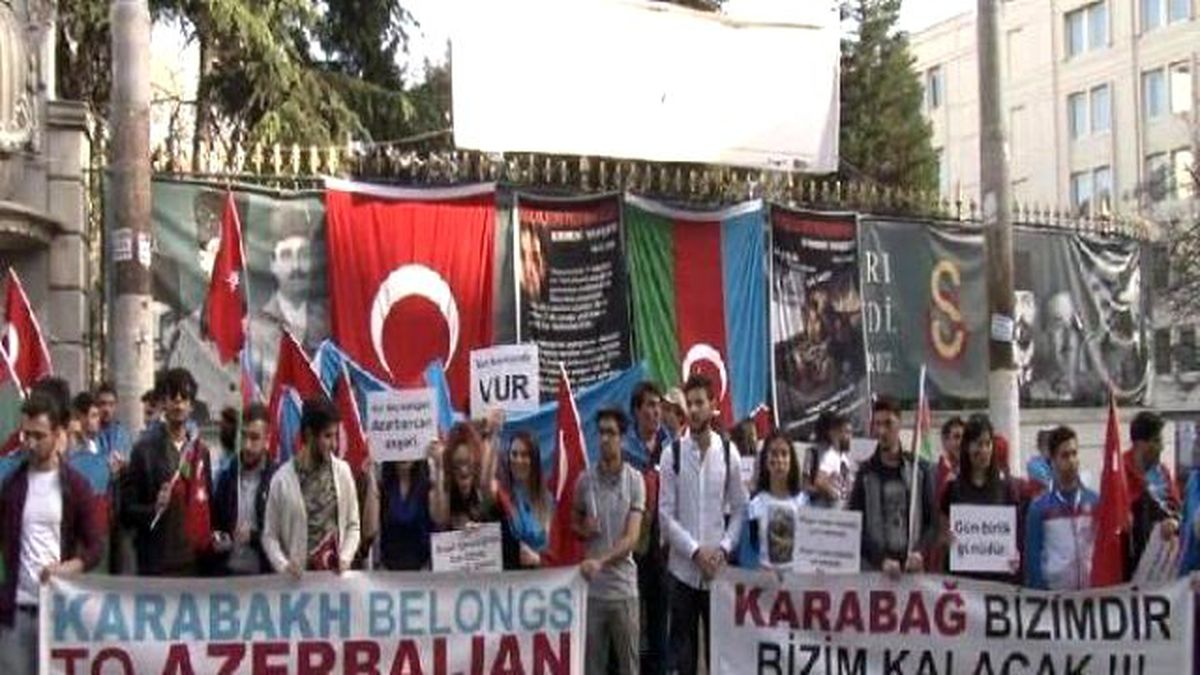 İstanbul\'daki Azeriler Beyoğlu\'nda Şehitlerini Andı