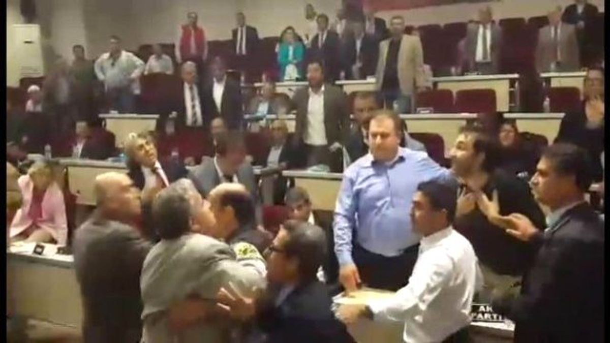 İzmir\'deki Belediye Meclisinde Tekme Tokat Kavga