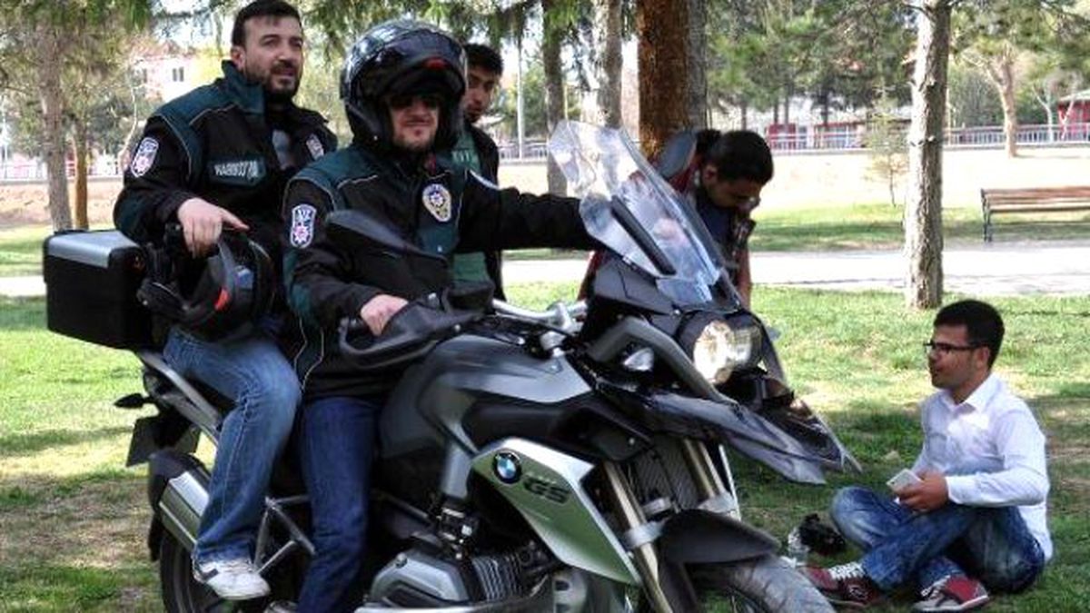 Kayseri\'de Polis Okul Çevrelerinde Uyuşturucu Operasyonu Yaptı