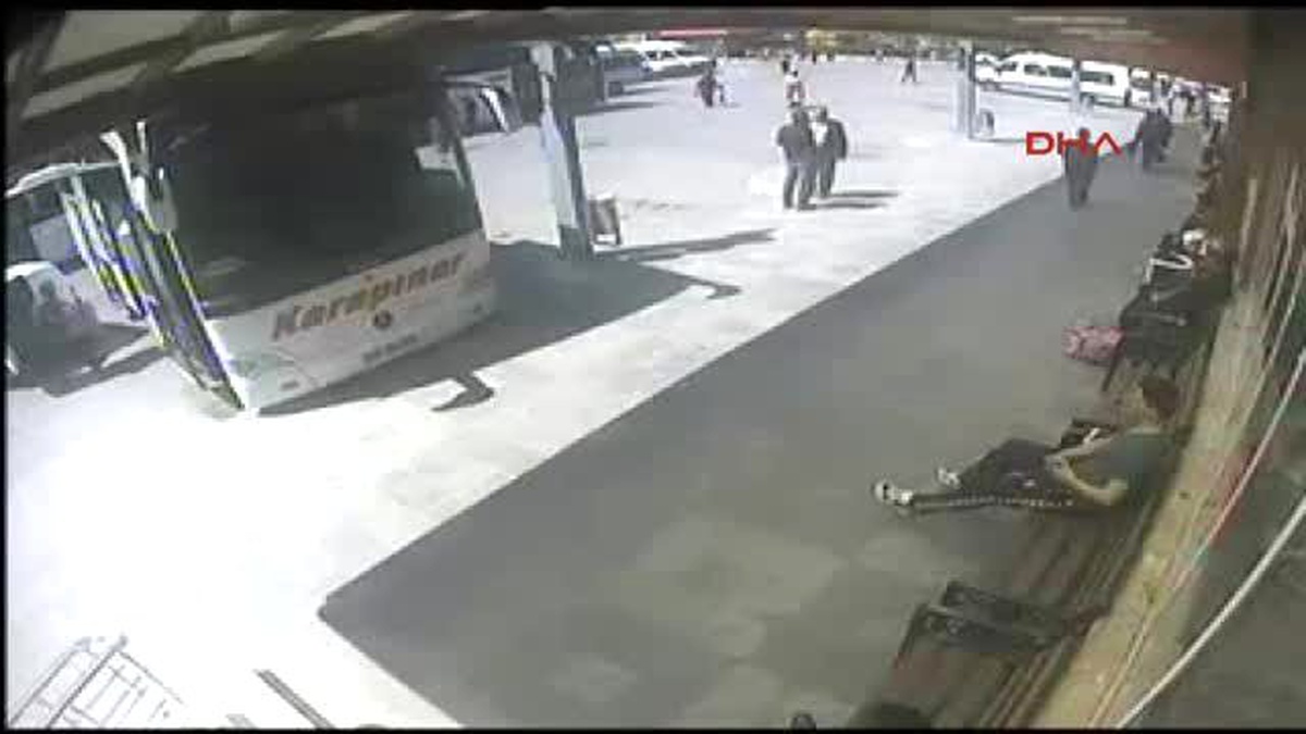 Konya Otobüs Duraklarına \'Fuhuş\' Amaçlı Kartvizit Atan Kişi Tutuklandı