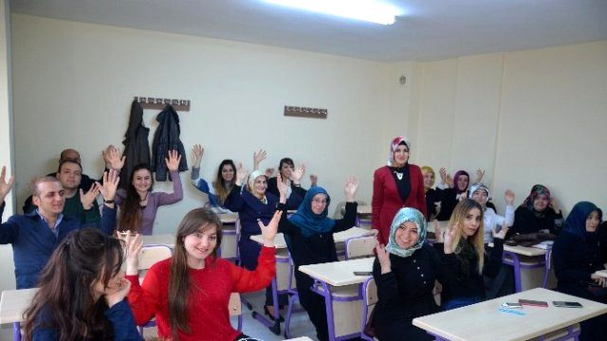Kursiyerler İşaret Diliyle Şarkı Söyledi