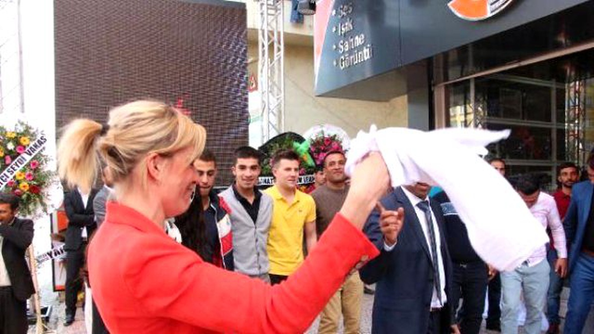 Mağaza Açılışında Halay Çeken İngiliz Geline İlgi