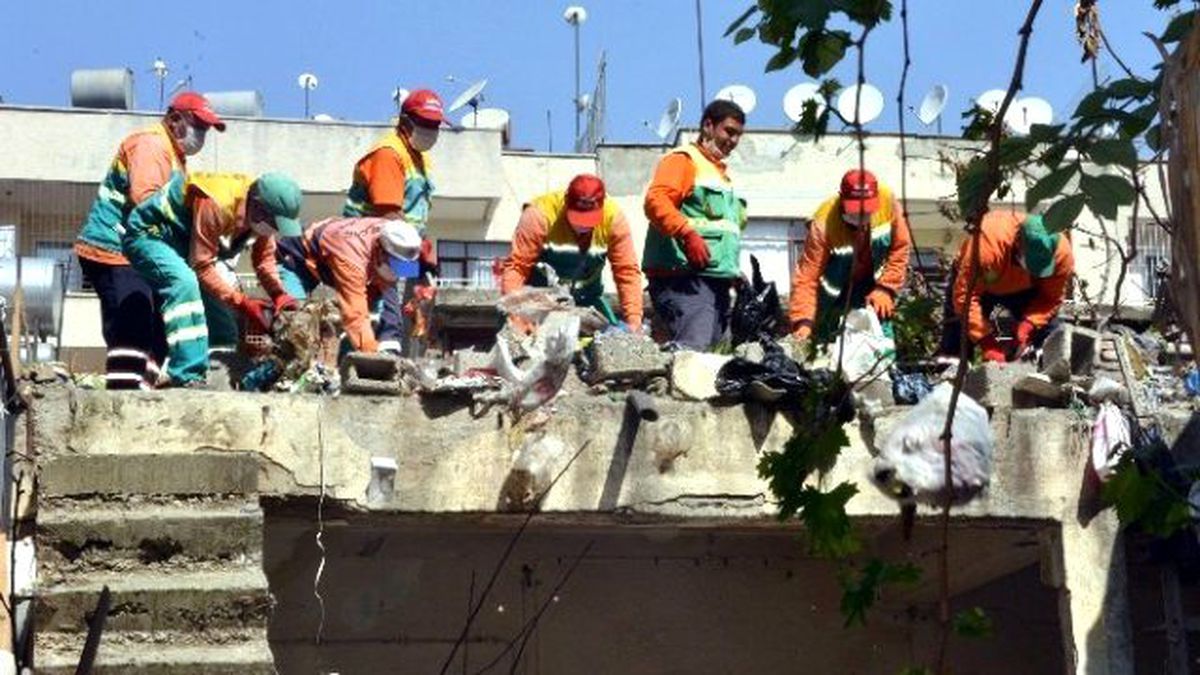 Mersin\'de \'Çöp Ev\' Belediye Ekiplerince Temizlendi