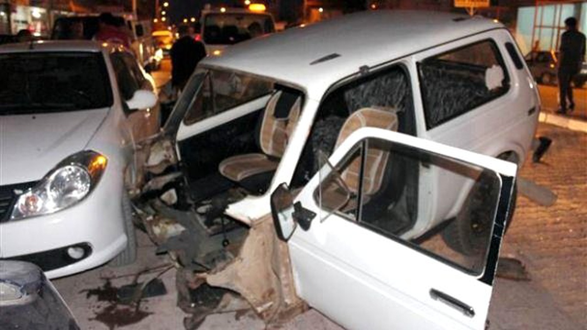 Otomobille Çarpışan Cip İkiye Bölündü