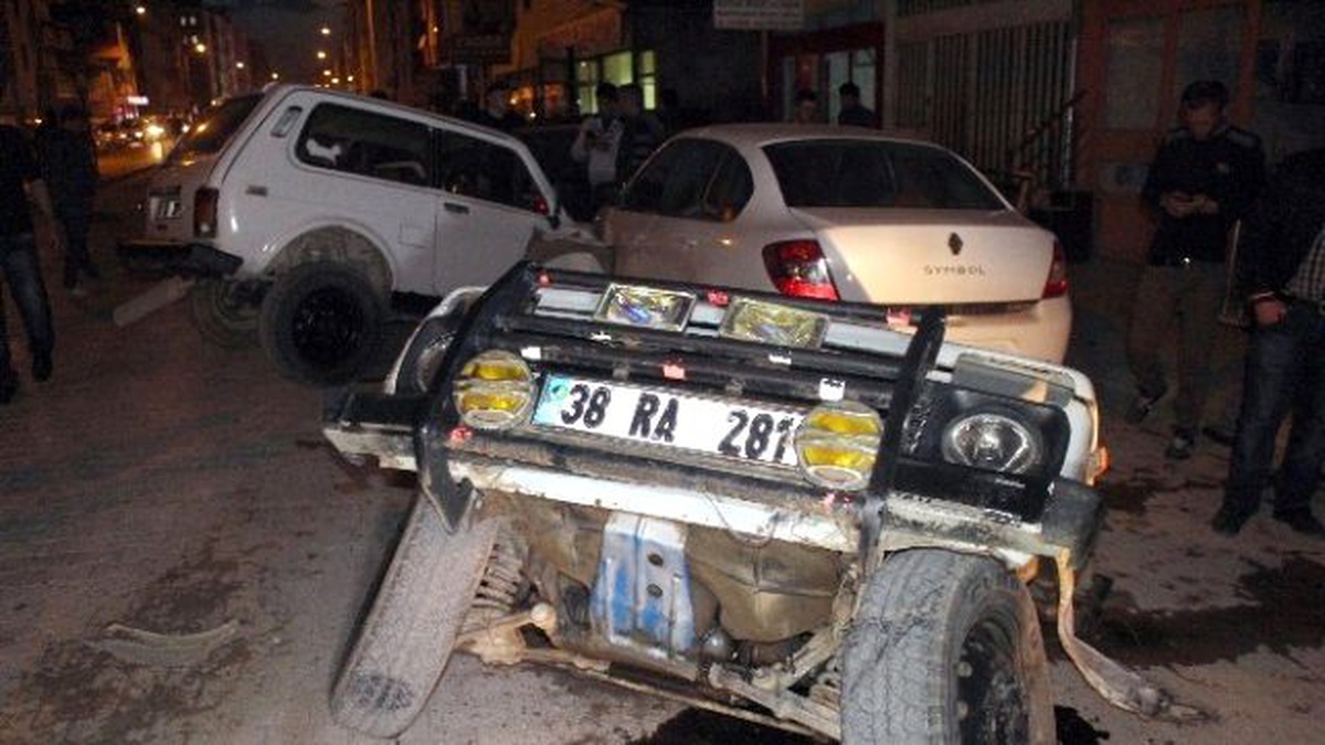 Otomobille Çarpışan Cip İkiye Bölündü: İki Yaralı