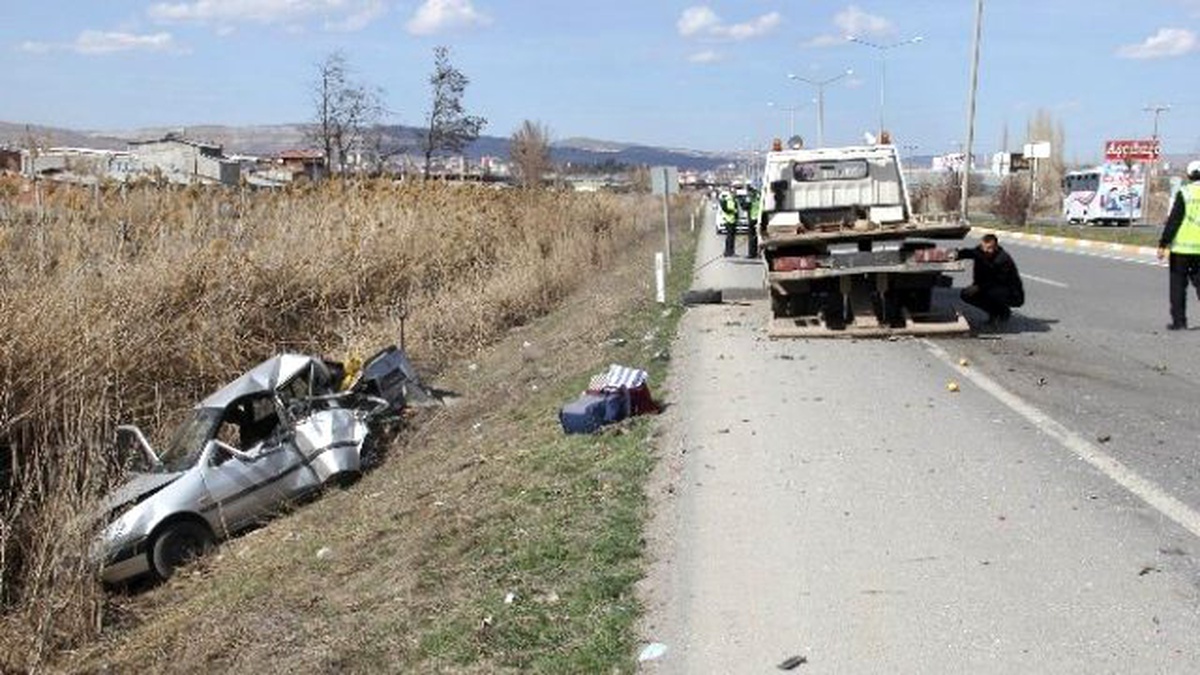 Park Halindeki Otomobile Kamyon Çarptı: 5 Yaralı