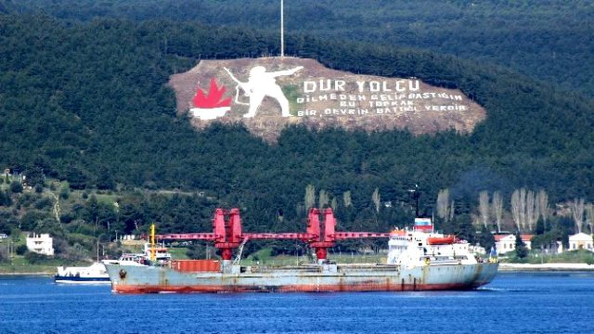 Rus Askeri Kargo Gemisi Çanakkale Boğazından Geçti