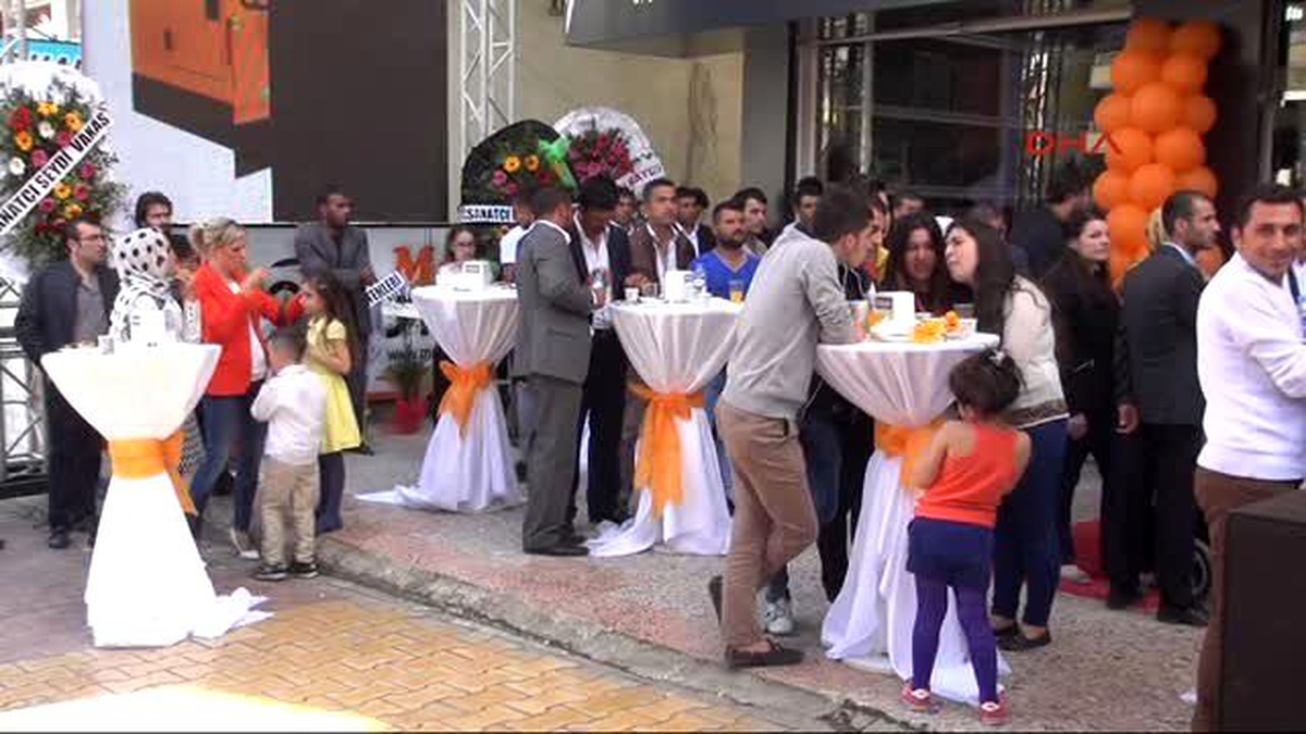 Şanlıurfa Mağaza Açılışında Halay Çeken İngiliz Geline İlgi