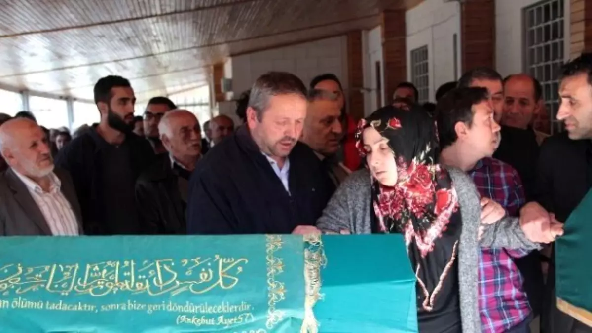 Sapanca\'da Vurularak Öldürülen Baba-oğul Son Yolculuğuna Uğurlandı