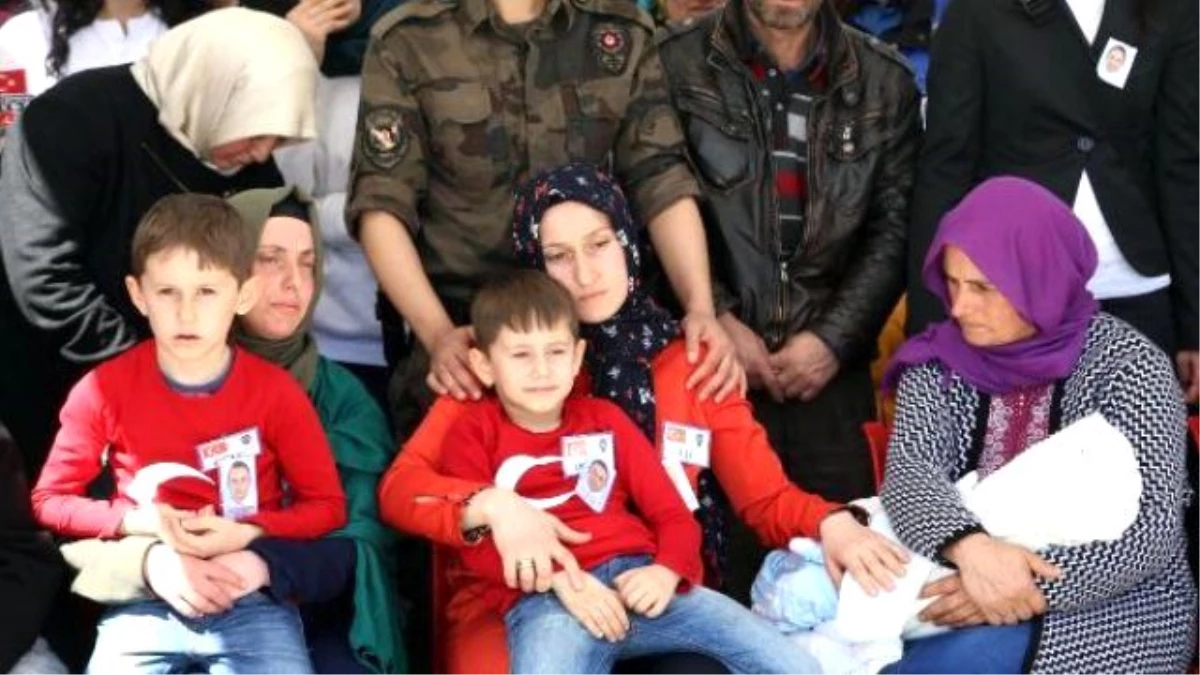 Şehit Babalarını Türk Bayrağı Tişörtleriyle Selam Vererek Uğurladılar
