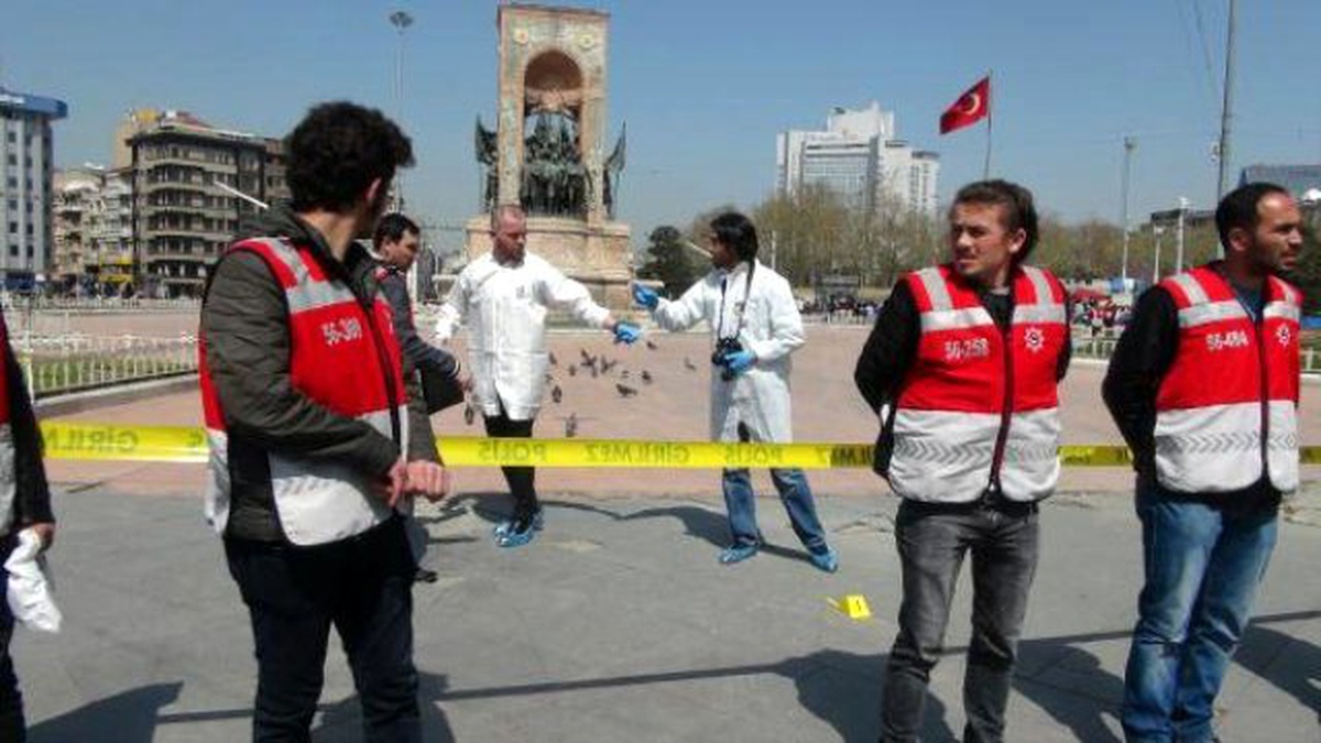 Taksim Meydanı\'nda Havaya Ateş Açtı (2)