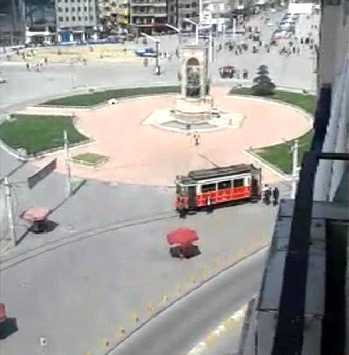 Taksim Meydanı\'nda Havaya Ateş Açtı