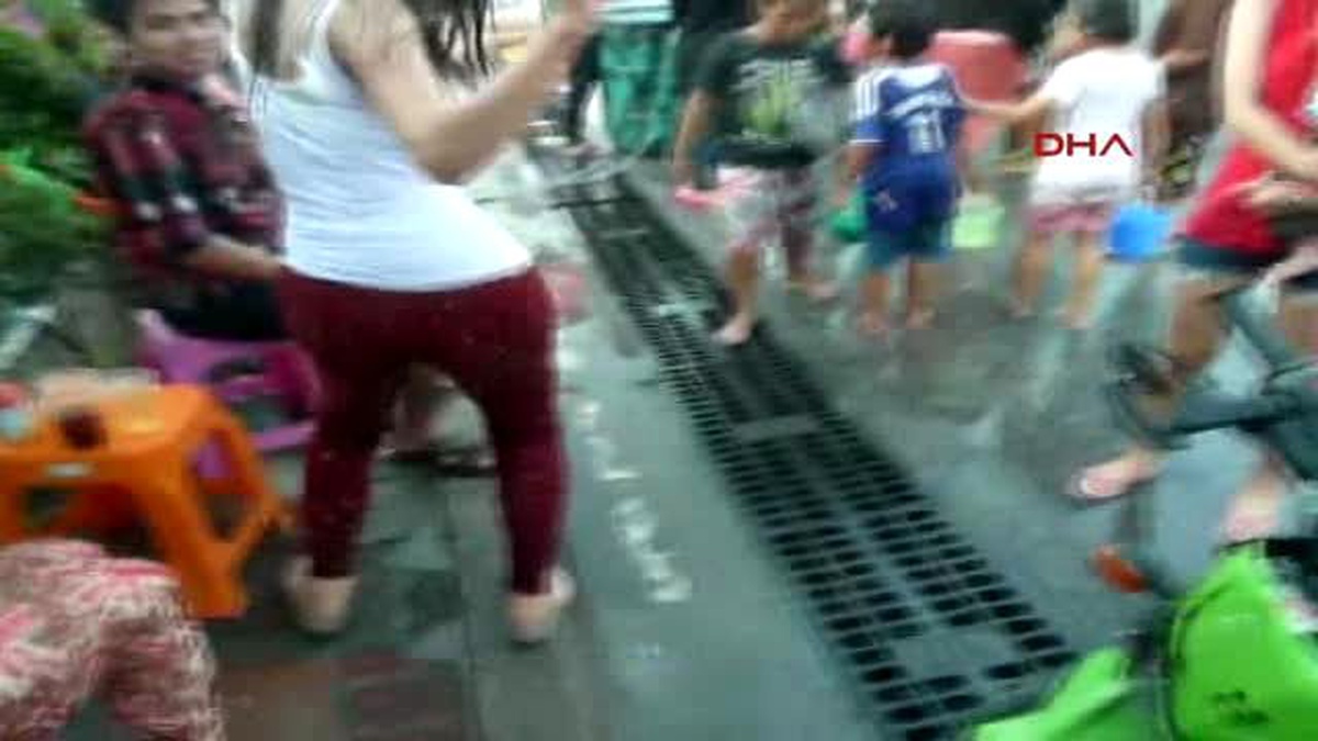 Tayland Başbakanı: Su Bayramında Seksi Kıyafet Giyen Kadınlar Tutuklanacak