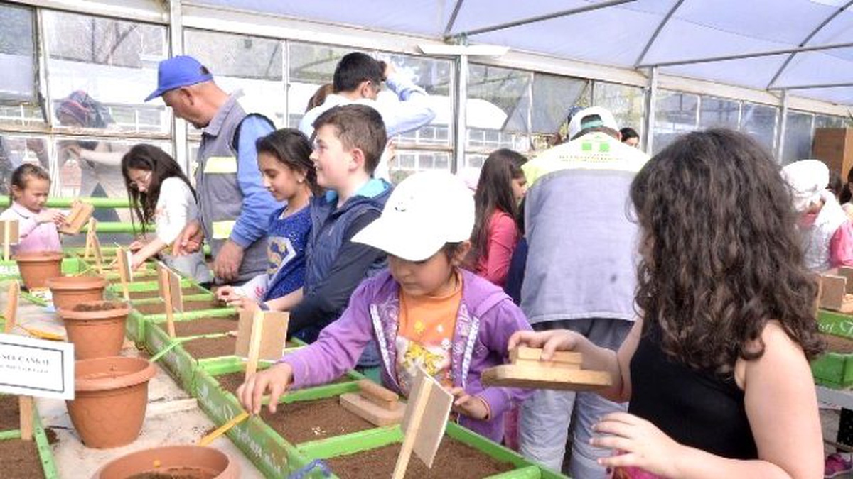 Tepebaşı\'nda Minik Eller Tohumlara Hayat Verdi
