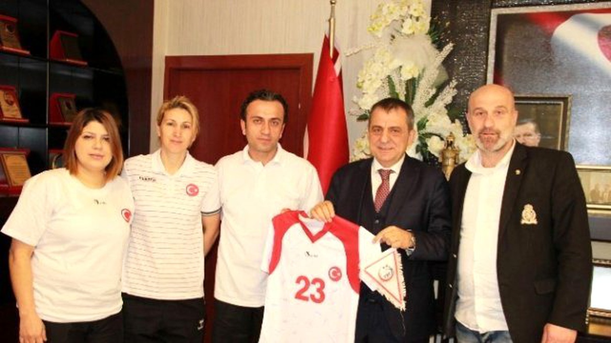U17 Bayan Hentbol Milli Takımı\'ndan Başkan Sağıroğlu\'na Ziyaret
