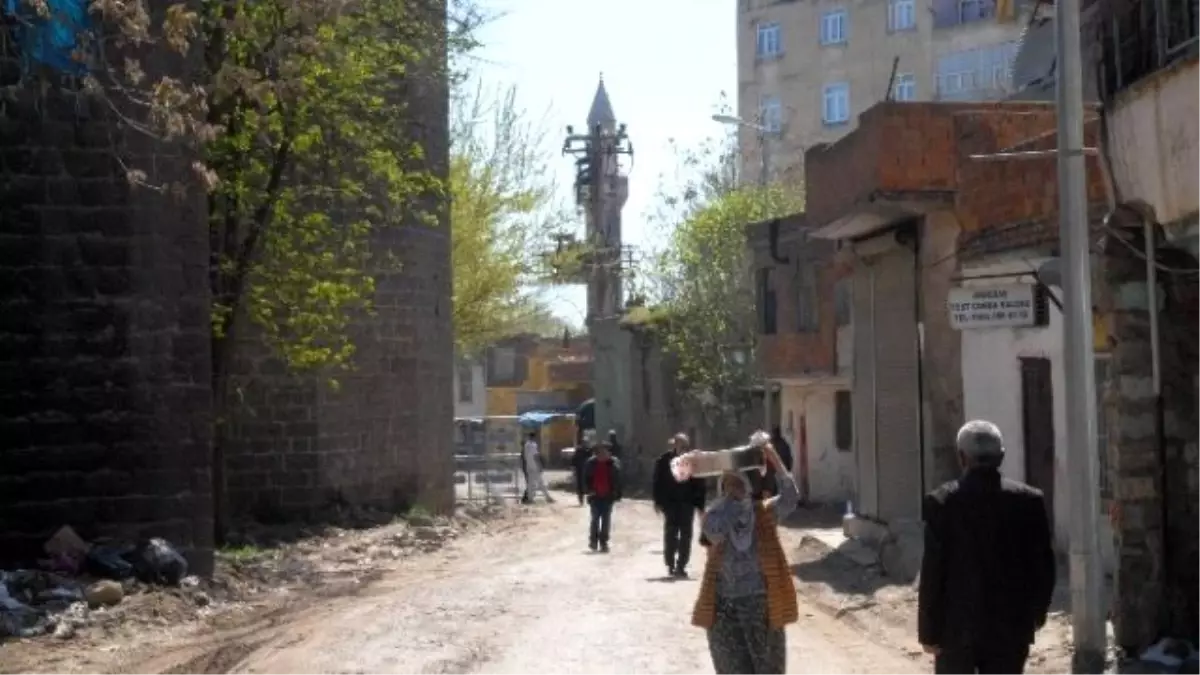 Vatandaşlar, Yasaklı Mahallede Evlerine Girip Zarar Tespit Çalışmalarına Katıldı