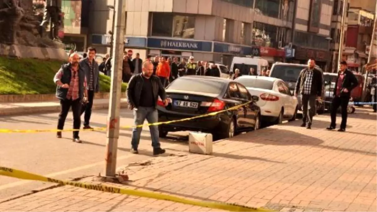 Zonguldak\'ta AK Parti Önünde Şüpheli Çanta Paniği